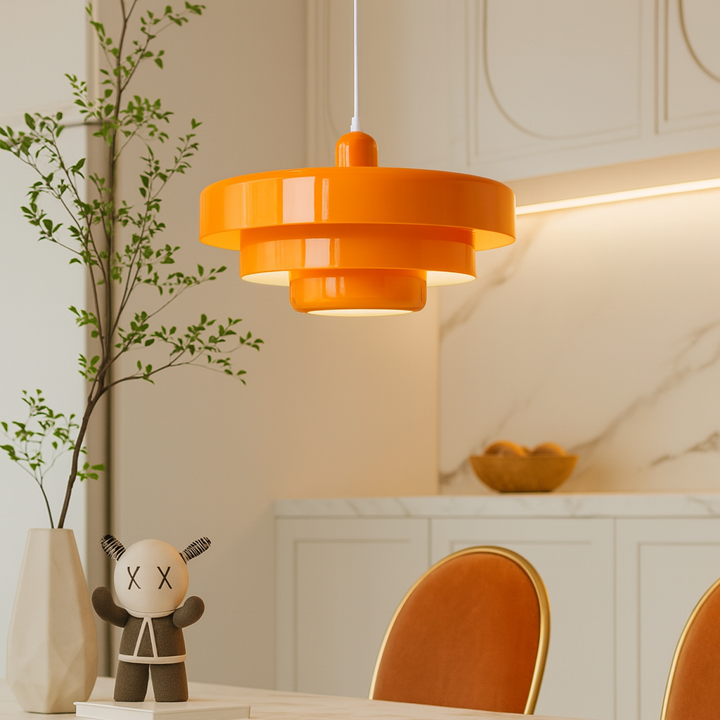 Lagdelt pendellampe – Nowoczesna metalowa lampa w kolorze pomarańczowym lub białym do jadalni lub salonu.