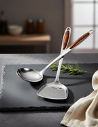 Zestaw Narzędzi Kuchennych – Stal Nierdzewna z Drewnianymi Uchwytami, Eleganckie Akcesoria Kuchenne do Gotowania i Serwowania